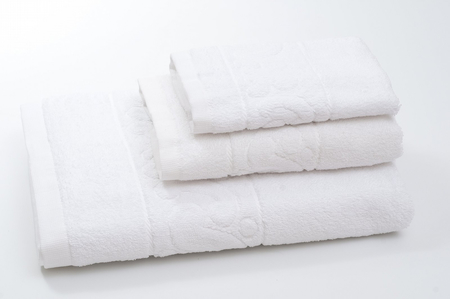 Dùng khăn mặt riêng để tránh lây mụn